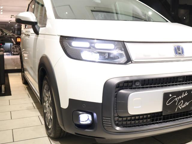 フリード ｅ：ＨＥＶクロスター　登録済未使用車　純正９型ナビＴＶ　マルチビューカメラシステム　両側パワースライドドア　ＬＥＤヘッドライト　ハーフレザーシート　シートヒーター　ブラインドスポットモニター　専用純正アルミ　６人乗り（28枚目）