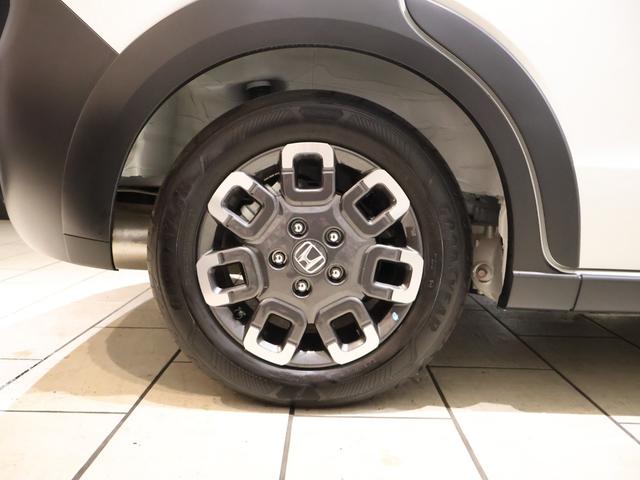 フリード ｅ：ＨＥＶクロスター　登録済未使用車　純正９型ナビＴＶ　マルチビューカメラシステム　両側パワースライドドア　ＬＥＤヘッドライト　ハーフレザーシート　シートヒーター　ブラインドスポットモニター　専用純正アルミ　６人乗り（30枚目）