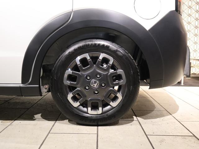 フリード ｅ：ＨＥＶクロスター　登録済未使用車　純正９型ナビＴＶ　マルチビューカメラシステム　両側パワースライドドア　ＬＥＤヘッドライト　ハーフレザーシート　シートヒーター　ブラインドスポットモニター　専用純正アルミ　６人乗り（31枚目）