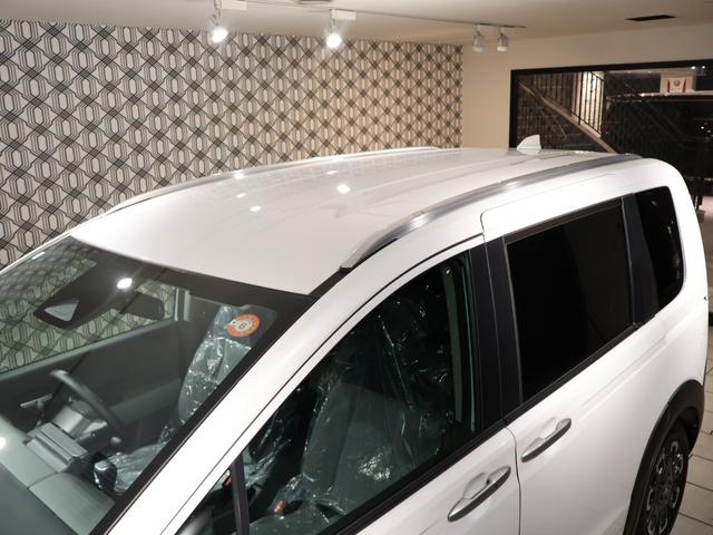 フリード ｅ：ＨＥＶクロスター　登録済未使用車　純正９型ナビＴＶ　マルチビューカメラシステム　両側パワースライドドア　ＬＥＤヘッドライト　ハーフレザーシート　シートヒーター　ブラインドスポットモニター　専用純正アルミ　６人乗り（35枚目）