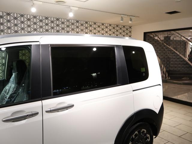 フリード ｅ：ＨＥＶクロスター　登録済未使用車　純正９型ナビＴＶ　マルチビューカメラシステム　両側パワースライドドア　ＬＥＤヘッドライト　ハーフレザーシート　シートヒーター　ブラインドスポットモニター　専用純正アルミ　６人乗り（36枚目）