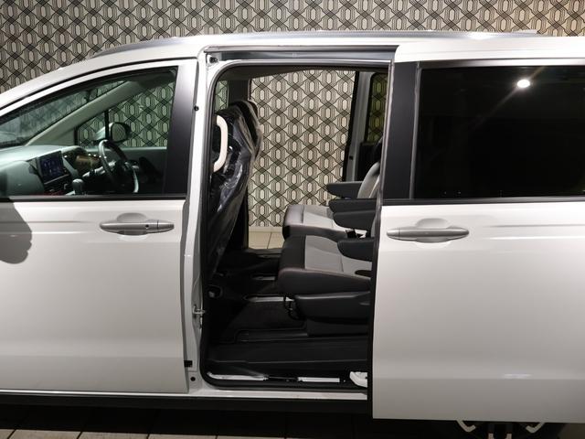 フリード ｅ：ＨＥＶクロスター　登録済未使用車　純正９型ナビＴＶ　マルチビューカメラシステム　両側パワースライドドア　ＬＥＤヘッドライト　ハーフレザーシート　シートヒーター　ブラインドスポットモニター　専用純正アルミ　６人乗り（37枚目）