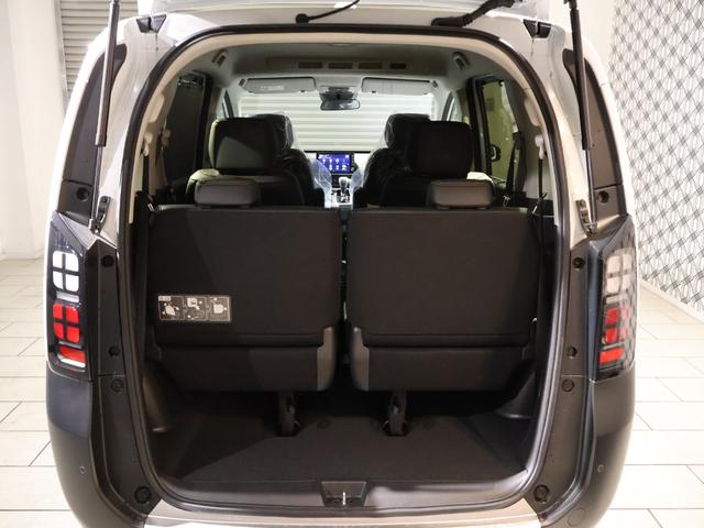 フリード ｅ：ＨＥＶクロスター　登録済未使用車　純正９型ナビＴＶ　マルチビューカメラシステム　両側パワースライドドア　ＬＥＤヘッドライト　ハーフレザーシート　シートヒーター　ブラインドスポットモニター　専用純正アルミ　６人乗り（40枚目）