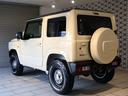 人気車種のジムニーが入荷しました!グレードも最上級グレードのXCです♪クロスカントリー16インチ、カスタムグリル、茶革調シートカバー、背面タイヤカバー、給油口カバーを装備☆