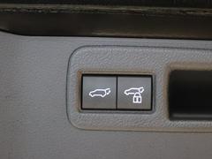 ハンズフリーパワーバックドアを装備♪スマートキーを携帯していればリヤバンパーの下に足を出し入れするだけで、バックドアが自動で開閉します！トランク部のボタンでも可能です☆ 7