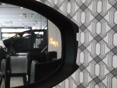 ＢＳＭ（ブラインドスポットモニター）も装備されています！後側方エリアの車両を検知しドアミラーのインジケーターが点滅し注意を喚起します！ 5