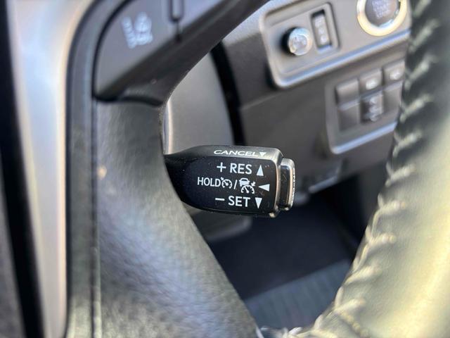 アクセルを踏まなくても設定した速度で走行可能なオートクルーズコントロールを装備しています！ロングドライブでも運転が楽になります。ブレーキやシフト操作でも解除可能です！