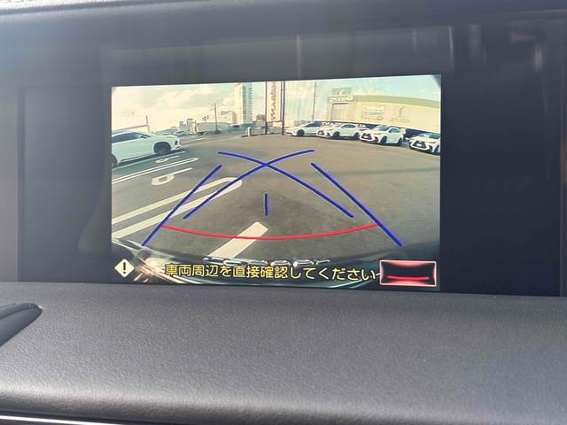 便利なバックビューカメラを装備し、ステアリング舵角に合わせたガイドライン表示もおこないます。駐車が苦手な方でも安心していただける装備です。