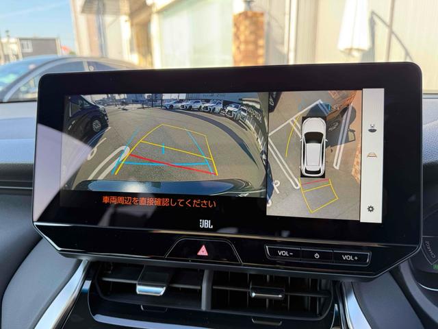 【全方位型モニター】クルマを上空から見下ろしているかのように、直感的に周囲の状況を把握できる全方位型モニター。狭い場所での駐車でも周囲が映像で確認できます。