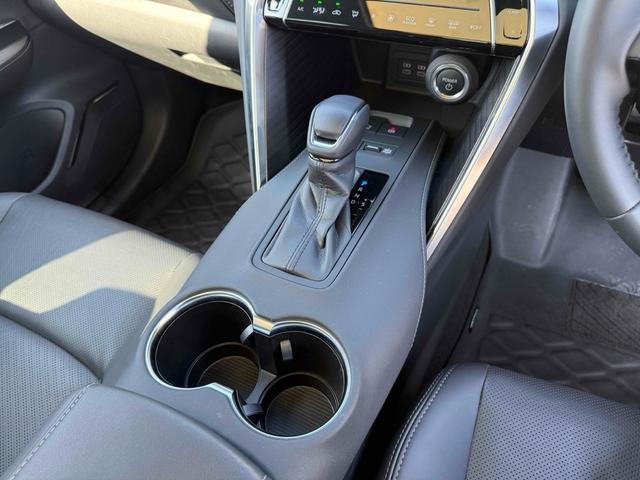 必ず使用するシフトレバー。確りと確認したいですね。