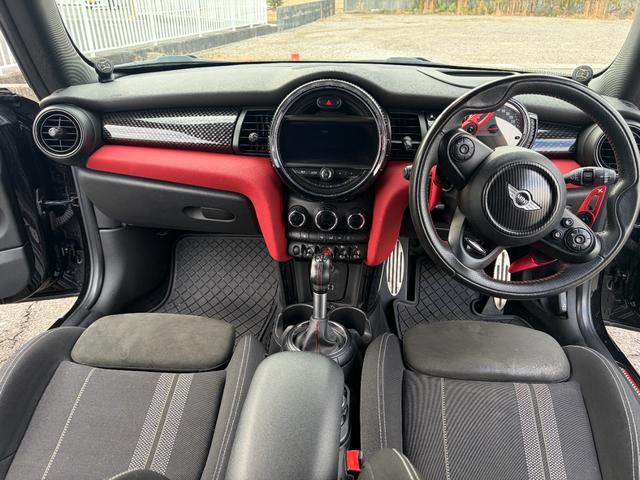 ＭＩＮＩ ジョンクーパーワークス　スマートキー　純正ナビ　ヘッドアップディスプレイ　ミラー型ＥＴＣ　ＬＥＤヘッドライト　プッシュスタート　パドルシフト　アイドリングストップ　ドアミラーカバー　ビルシュタイン車高調　社外アルミホイール（7枚目）