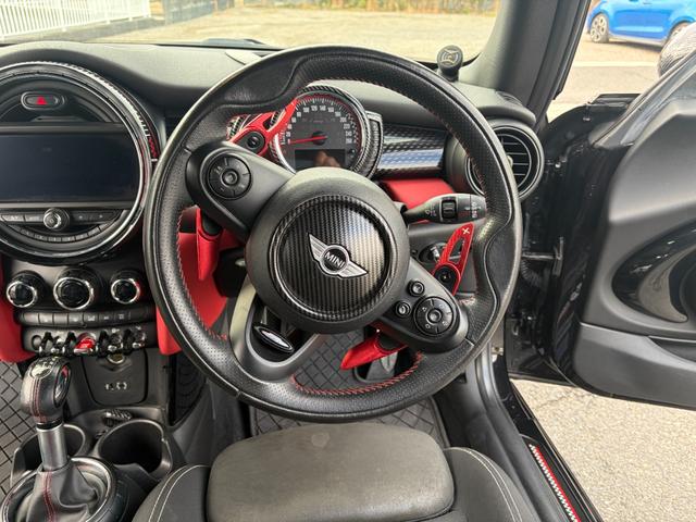 ＭＩＮＩ ジョンクーパーワークス　スマートキー　純正ナビ　ヘッドアップディスプレイ　ミラー型ＥＴＣ　ＬＥＤヘッドライト　プッシュスタート　パドルシフト　アイドリングストップ　ドアミラーカバー　ビルシュタイン車高調　社外アルミホイール（8枚目）
