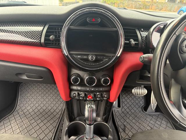 ＭＩＮＩ ジョンクーパーワークス　スマートキー　純正ナビ　ヘッドアップディスプレイ　ミラー型ＥＴＣ　ＬＥＤヘッドライト　プッシュスタート　パドルシフト　アイドリングストップ　ドアミラーカバー　ビルシュタイン車高調　社外アルミホイール（9枚目）