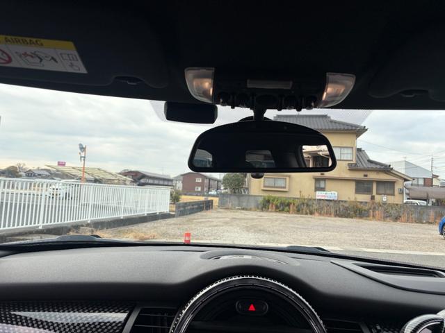 ＭＩＮＩ ジョンクーパーワークス　スマートキー　純正ナビ　ヘッドアップディスプレイ　ミラー型ＥＴＣ　ＬＥＤヘッドライト　プッシュスタート　パドルシフト　アイドリングストップ　ドアミラーカバー　ビルシュタイン車高調　社外アルミホイール（12枚目）