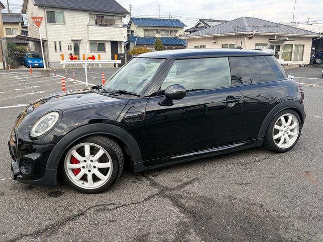 ＭＩＮＩ ジョンクーパーワークス　スマートキー　純正ナビ　ヘッドアップディスプレイ　ミラー型ＥＴＣ　ＬＥＤヘッドライト　プッシュスタート　パドルシフト　アイドリングストップ　ドアミラーカバー　ビルシュタイン車高調　社外アルミホイール（15枚目）
