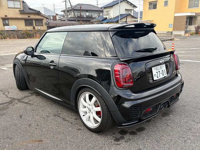 ＭＩＮＩ ジョンクーパーワークス　スマートキー　純正ナビ　ヘッドアップディスプレイ　ミラー型ＥＴＣ　ＬＥＤヘッドライト　プッシュスタート　パドルシフト　アイドリングストップ　ドアミラーカバー　ビルシュタイン車高調　社外アルミホイール（22枚目）