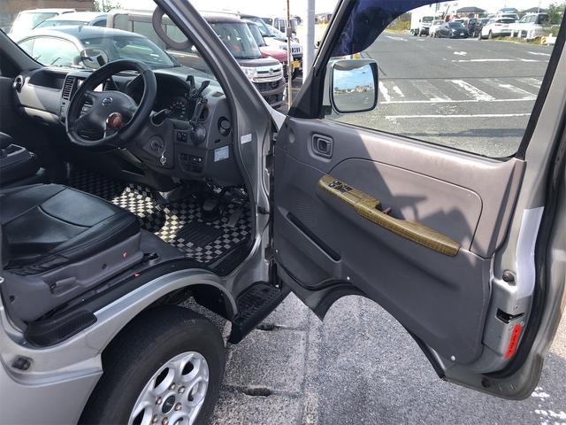 キャラバン ロングＤＸ　レジャー　キャンピング　車中泊仕様　サブバッテリーシステム　車内用１００Ｖ電源　ＦＦヒーター　車載エアコン　冷蔵庫　テレビ　電子レンジ　ＬＥＤルームランプ　制振断熱加工　リアラダー　ルーフキャリア（8枚目）