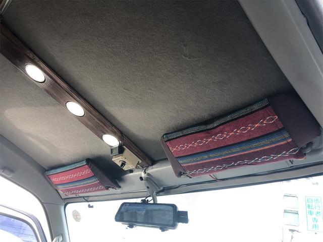 キャラバン ロングＤＸ　レジャー　キャンピング　車中泊仕様　サブバッテリーシステム　車内用１００Ｖ電源　ＦＦヒーター　車載エアコン　冷蔵庫　テレビ　電子レンジ　ＬＥＤルームランプ　制振断熱加工　リアラダー　ルーフキャリア（12枚目）