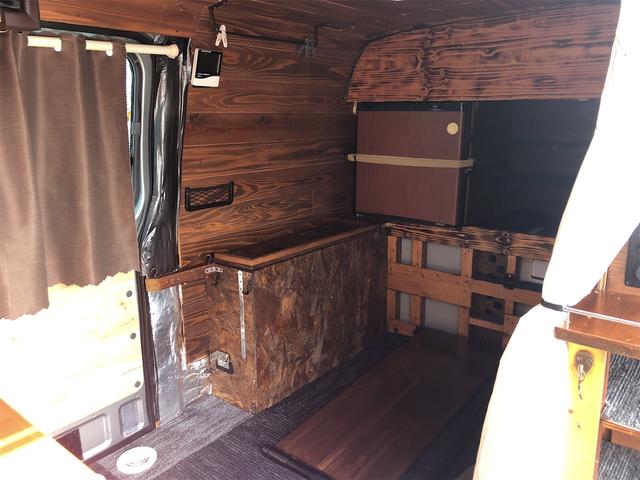 キャラバン ロングＤＸ　レジャー　キャンピング　車中泊仕様　サブバッテリーシステム　車内用１００Ｖ電源　ＦＦヒーター　車載エアコン　冷蔵庫　テレビ　電子レンジ　ＬＥＤルームランプ　制振断熱加工　リアラダー　ルーフキャリア（16枚目）