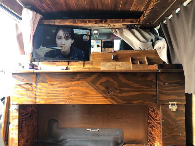 キャラバン ロングＤＸ　レジャー　キャンピング　車中泊仕様　サブバッテリーシステム　車内用１００Ｖ電源　ＦＦヒーター　車載エアコン　冷蔵庫　テレビ　電子レンジ　ＬＥＤルームランプ　制振断熱加工　リアラダー　ルーフキャリア（18枚目）