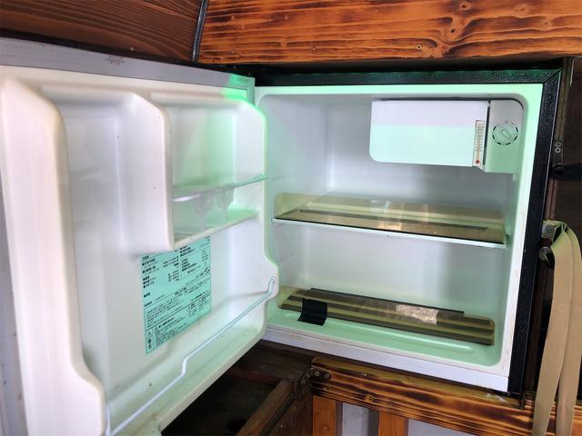 キャラバン ロングＤＸ　レジャー　キャンピング　車中泊仕様　サブバッテリーシステム　車内用１００Ｖ電源　ＦＦヒーター　車載エアコン　冷蔵庫　テレビ　電子レンジ　ＬＥＤルームランプ　制振断熱加工　リアラダー　ルーフキャリア（27枚目）