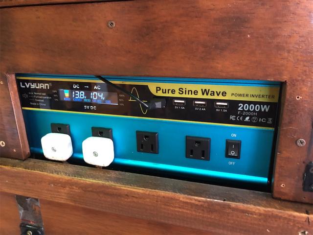 キャラバン ロングＤＸ　レジャー　キャンピング　車中泊仕様　サブバッテリーシステム　車内用１００Ｖ電源　ＦＦヒーター　車載エアコン　冷蔵庫　テレビ　電子レンジ　ＬＥＤルームランプ　制振断熱加工　リアラダー　ルーフキャリア（30枚目）