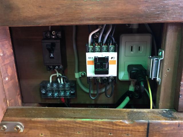 キャラバン ロングＤＸ　レジャー　キャンピング　車中泊仕様　サブバッテリーシステム　車内用１００Ｖ電源　ＦＦヒーター　車載エアコン　冷蔵庫　テレビ　電子レンジ　ＬＥＤルームランプ　制振断熱加工　リアラダー　ルーフキャリア（33枚目）