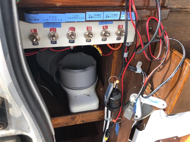 キャラバン ロングＤＸ　レジャー　キャンピング　車中泊仕様　サブバッテリーシステム　車内用１００Ｖ電源　ＦＦヒーター　車載エアコン　冷蔵庫　テレビ　電子レンジ　ＬＥＤルームランプ　制振断熱加工　リアラダー　ルーフキャリア（42枚目）