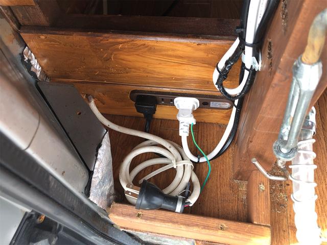 キャラバン ロングＤＸ　レジャー　キャンピング　車中泊仕様　サブバッテリーシステム　車内用１００Ｖ電源　ＦＦヒーター　車載エアコン　冷蔵庫　テレビ　電子レンジ　ＬＥＤルームランプ　制振断熱加工　リアラダー　ルーフキャリア（43枚目）