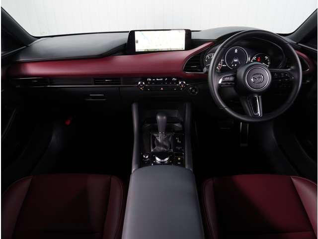 ＭＡＺＤＡ３ファストバック ２．０　２０Ｓ　ツーリング　４ＷＤ　赤革シート　ＢＯＳＥ　３６０°ビュー・モニター　フルセグＴＶ　ＳＢＳ　パワーシート　バックカメラ　フロントカメラ　ＥＴＣ　シートヒーター　スマートキー　オートマチックハイビーム　コーナーセンサー　本革（6枚目）