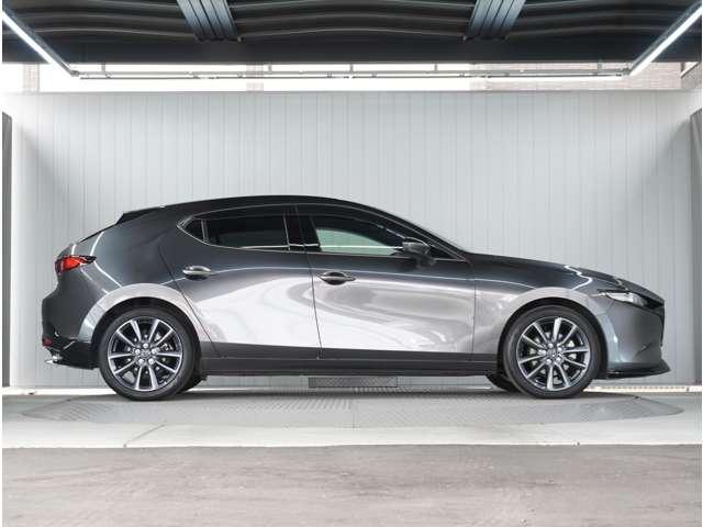 ＭＡＺＤＡ３ファストバック ２．０　２０Ｓ　ツーリング　４ＷＤ　赤革シート　ＢＯＳＥ　３６０°ビュー・モニター　フルセグＴＶ　ＳＢＳ　パワーシート　バックカメラ　フロントカメラ　ＥＴＣ　シートヒーター　スマートキー　オートマチックハイビーム　コーナーセンサー　本革（10枚目）