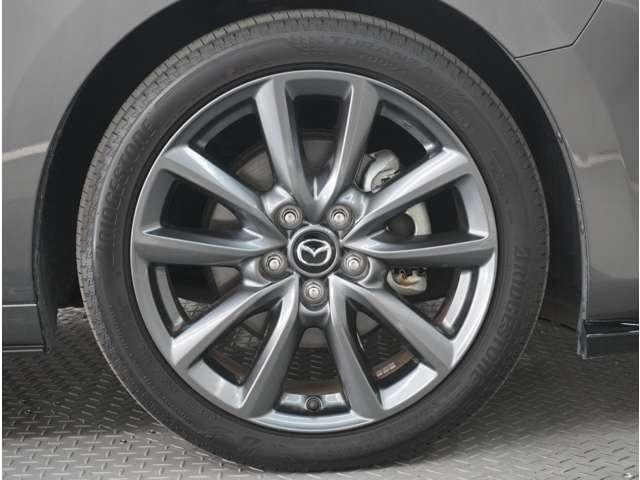ＭＡＺＤＡ３ファストバック ２．０　２０Ｓ　ツーリング　４ＷＤ　赤革シート　ＢＯＳＥ　３６０°ビュー・モニター　フルセグＴＶ　ＳＢＳ　パワーシート　バックカメラ　フロントカメラ　ＥＴＣ　シートヒーター　スマートキー　オートマチックハイビーム　コーナーセンサー　本革（11枚目）