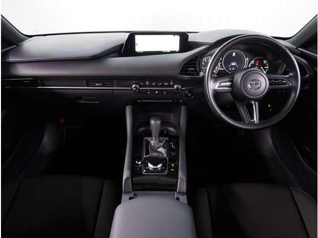 ＭＡＺＤＡ３ファストバック １．５　１５Ｓ　３６０°ビュー・モニター　ナビ　前後ドライ　禁煙車　コーナーセンサー　Ｂカメラ　盗難防止装置　ＤＶＤプレーヤー　フルセグ　ＥＴＣ車載器　キーレス　アイドリングストップ　ＤＳＣ　アルミホイール　パワステ（6枚目）
