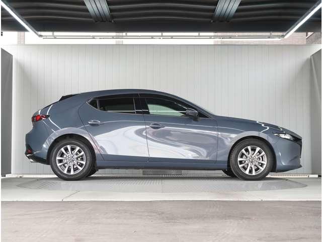 ＭＡＺＤＡ３ファストバック １．５　１５Ｓ　３６０°ビュー・モニター　ナビ　前後ドライ　禁煙車　コーナーセンサー　Ｂカメラ　盗難防止装置　ＤＶＤプレーヤー　フルセグ　ＥＴＣ車載器　キーレス　アイドリングストップ　ＤＳＣ　アルミホイール　パワステ（10枚目）