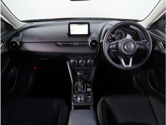 【インパネ周り】視界がよく運転しやすい設計となっております。インパネ周りもすっきりと洗練されたデザインで高級感が溢れています。日々のドライブを飽きさせません。