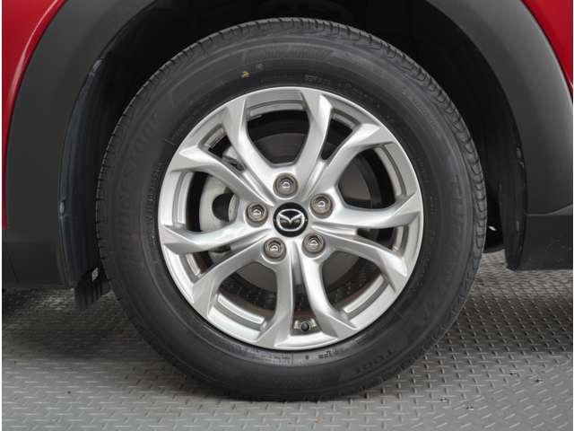 【純正アルミホイール】外観にマッチした純正アルミホイールを装着しております。スタッドレスタイヤも取扱いしております。是非ご相談ください。