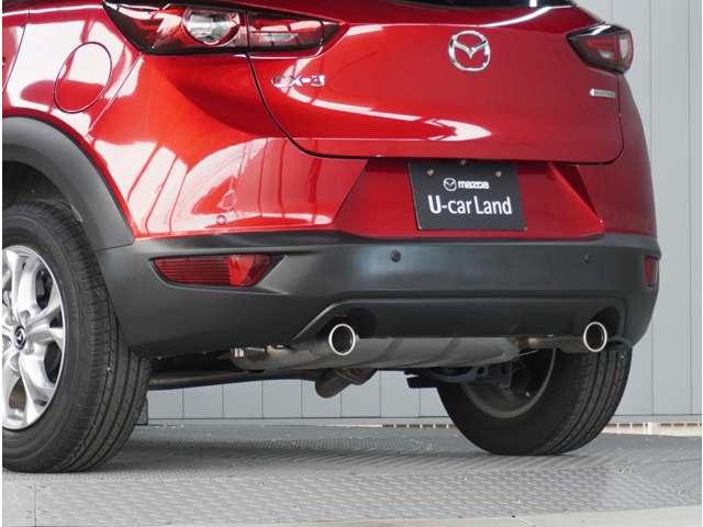 【パーキングセンサー】バンパーに付いたセンサーが障害物を検知。一定の距離に近づくとアラートで教えてくれます。狭い駐車スペースや車庫入れ時も安心です。