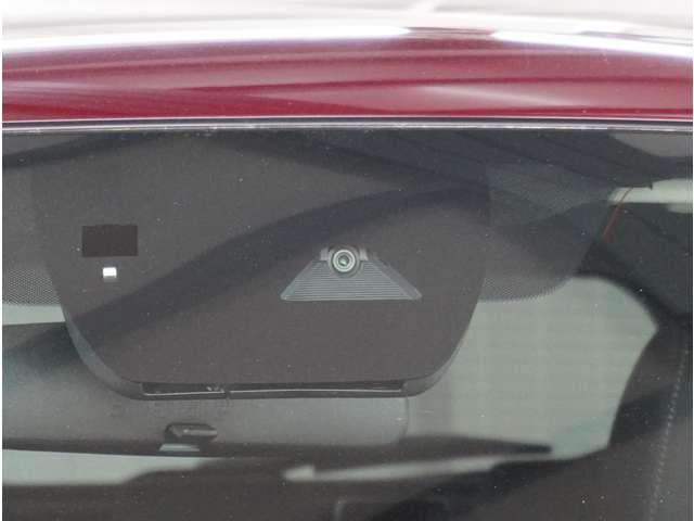 【フォワードセンシングカメラ】夜間走行時に前方の状況を判断したり、車線表示を検知したりします。