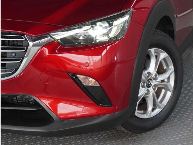 【フロント　パーキングセンサー】バンパーに付いたセンサーが障害物を検知。一定の距離に近づくとアラートで教えてくれます。狭い駐車スペースや車庫入れ時も安心です。