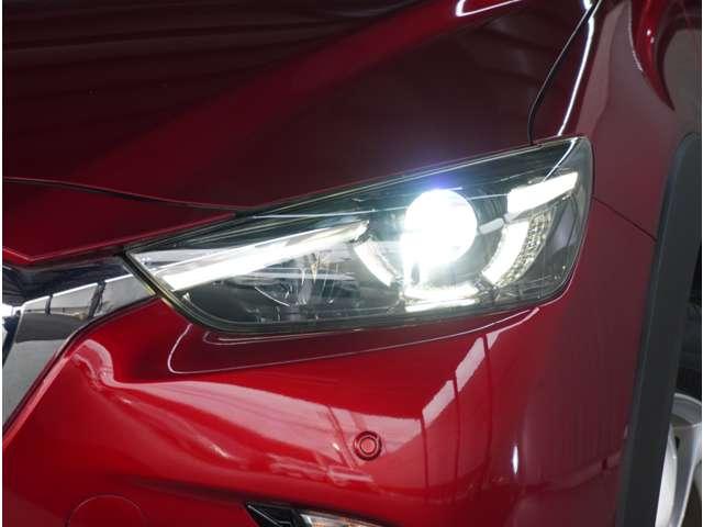 【ＬＥＤヘッドライト】悪天候や夜間走行時も良好な視界を確保し安心して運転できる高輝度ＬＥＤヘッドライトを装備。明るい上に点灯速度が早く消費電力も抑えられています。