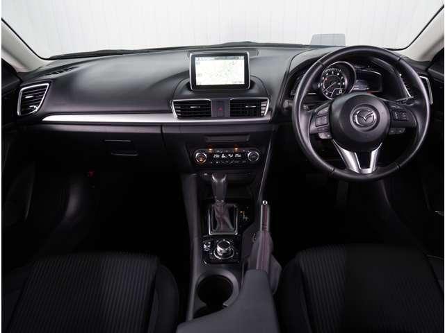 【インパネ周り】視界がよく運転しやすい設計となっております。インパネ周りもすっきりと洗練されたデザインで高級感が溢れています。日々のドライブを飽きさせません。