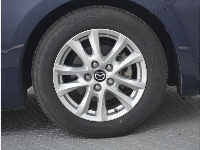 【純正アルミホイール】外観にマッチした純正アルミホイールを装着しております。スタッドレスタイヤも取扱いしております。是非ご相談ください。