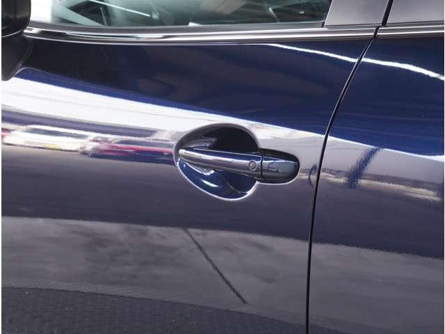 【スマートキー】ドアの施錠もボタンを押すだけ。鍵は無くさない様にポケットに入れたまま。