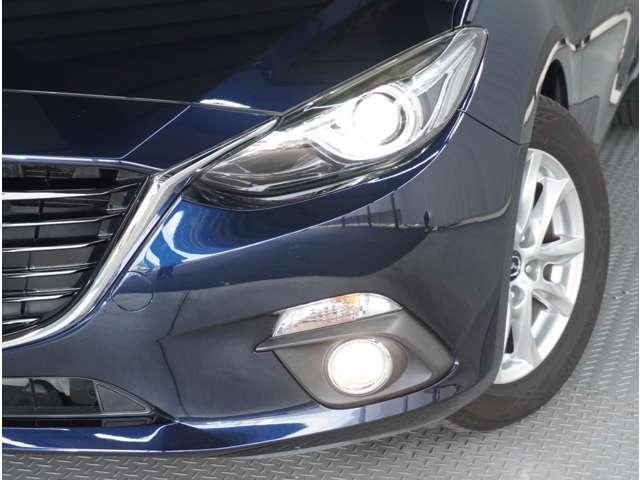 【ＨＩＤヘッドライト】非常に明るく前方を照らしてくれるので、悪天候や夜間の走行時も視界良好で安心してお乗りいただけます。