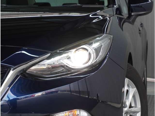 【ＨＩＤヘッドライト】非常に明るく前方を照らしてくれるので、悪天候や夜間の走行時も視界良好で安心してお乗りいただけます。