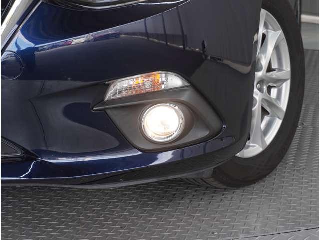 【フォグライト】悪天候や夜間の走行も視界良好で安心してお乗りいただけます。フォグ装着によりフロントフェイスの雰囲気も引き締まりガラッと変わります。