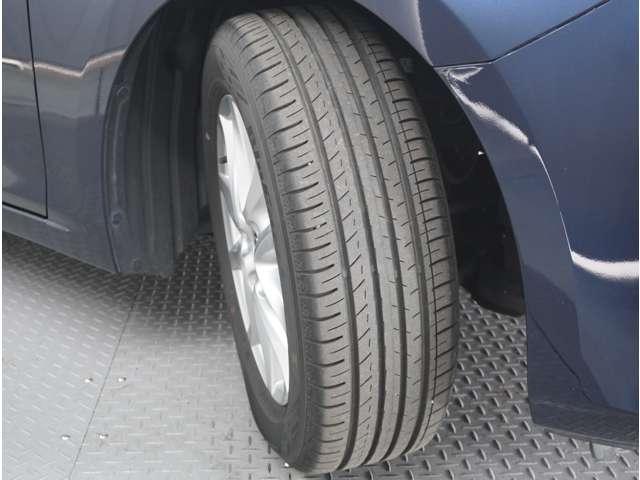 【タイヤ溝有り】気になるタイヤ溝ですが、まだまだ残っております。快適にドライブへＧＯ！販売後もタイヤ交換は当店にお任せ下さい。