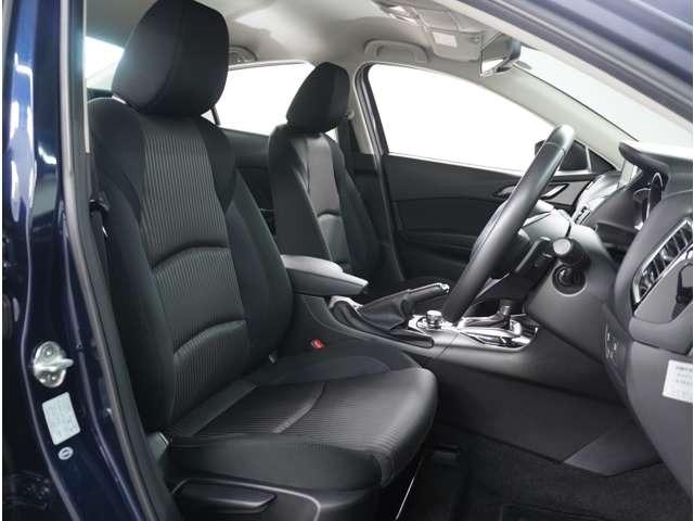 マツダディーラーでは「マツダ認定Ｕ−ＣＡＲ」という基準を設け、車選びに詳しくないお客様でも「安心して選べる」をご提供しています。初年度登録からは７年以内、７万ｋｍ以内、修復歴無しのマツダ車が対象です