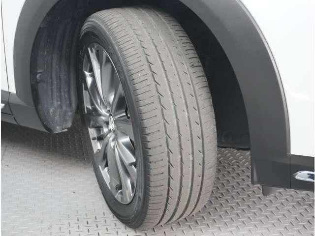 【タイヤ溝有り】気になるタイヤ溝ですが、まだまだ残っております。快適にドライブへＧＯ！販売後もタイヤ交換は当店にお任せ下さい。