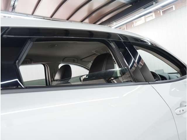 【バイザー】雨の日の換気に役立つバイザー付きです。バイザーが有るのと無いのとでは雨天時のストレスが違います